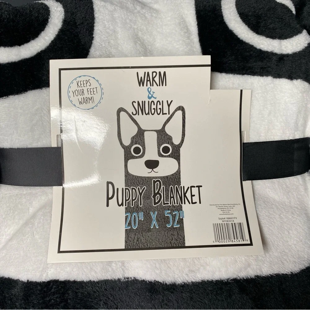 New Puppy Blanket Black & White Feet Pockets 22